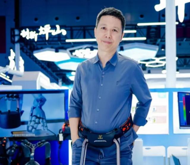 泰山陪爬男大，被一个中年理工男抢了风头