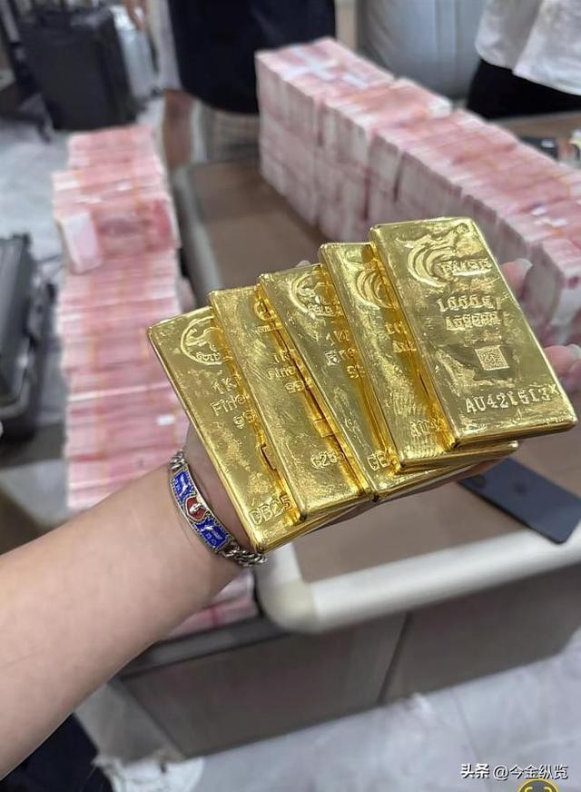 金价疯涨！三金狂飙数万，央行狂扫千吨黄金，普通人还能上车吗？