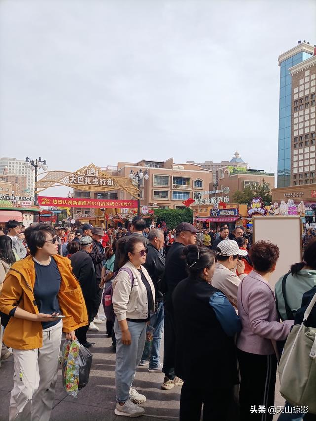 坐着2路公交车，逛乌鲁木齐国际大巴扎