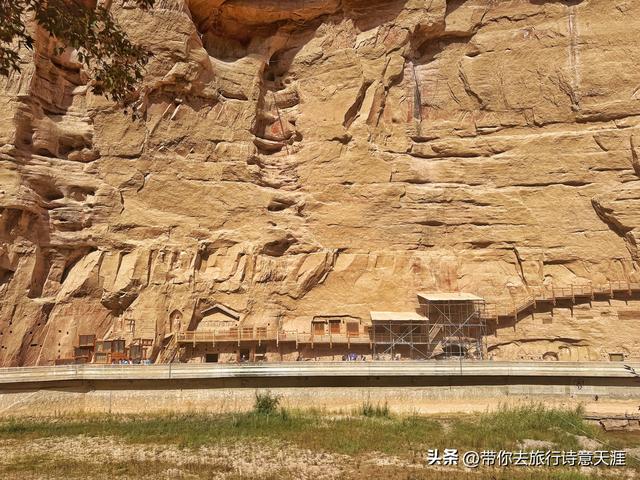 炳灵寺石窟造像跨越千年，石雕泥塑共有，佛道共存