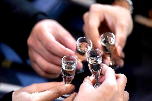 人活多久！看喝酒就知道？寿命短的人，喝酒一般有这6个特征