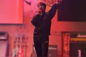 《我的滑板鞋》演唱者庞麦郎复出，首唱现场仅9位观众，本人回应图片