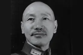 1949年，蒋介石下野后听到英国军舰被解放军重创，竟然笑了出来图片