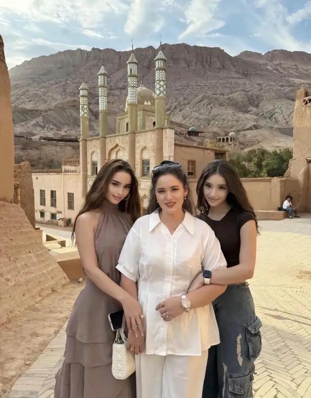 新疆一家四个女儿，个个美貌如花，网友惊叹：果然新疆美女甲天下