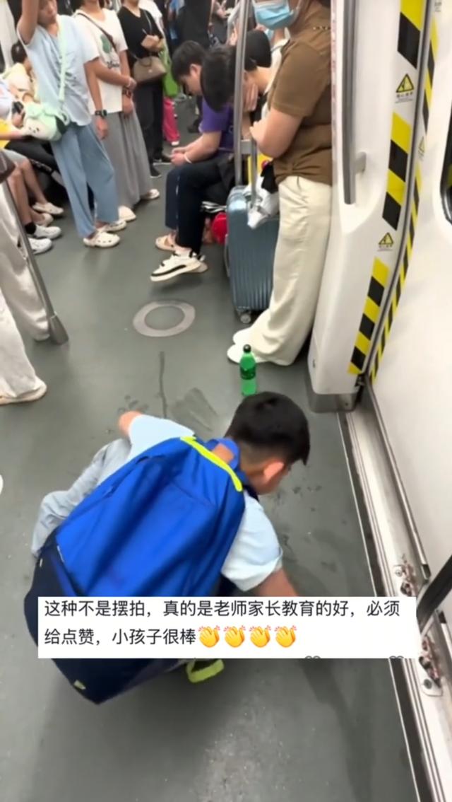 地铁小男孩后续：全网罕见没杂音，人民日报权威表扬，果然值得