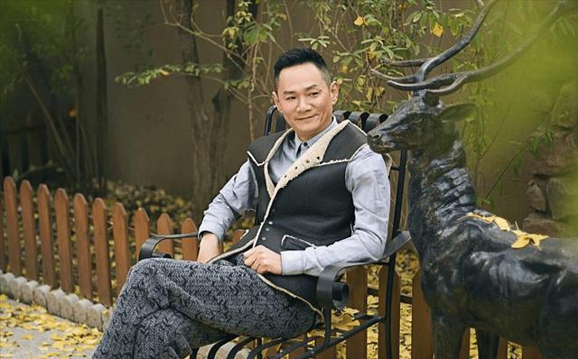 15年前，在妻子葬礼上哭到昏过去的果靖霖，如今过得怎么样了？