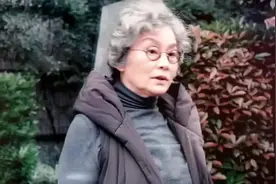 70岁潘虹好会打扮，头发花白素颜慈祥，戴上帽子依然优雅图片