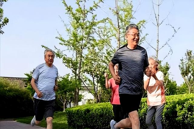 早上坚持锻炼，能长寿？医生：3个“害人”的运动，很多人还在做