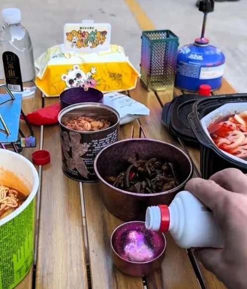 41岁老板魂断西藏！百人祭奠，妻子却一副笑脸，网友：人走茶凉