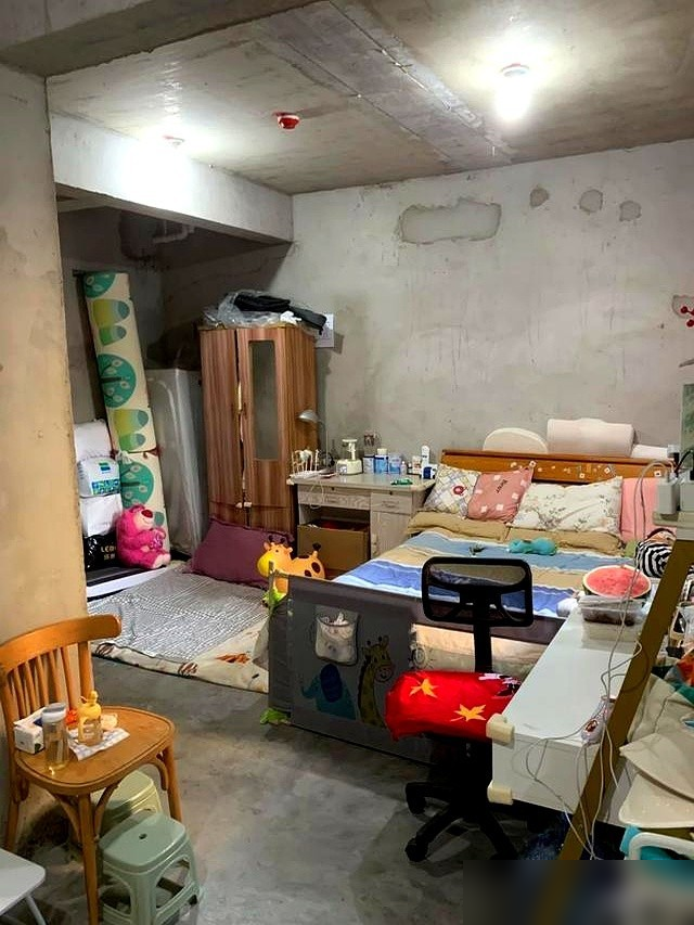 上海一三口之家，因入住毛坯房走红，几乎没装修，却无一丝穷酸气