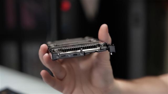 仅仅1万元！华为Atlas 300I AI推理卡首次拆解：双芯合体 薄如蝉翼