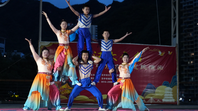 惊艳杂技、萌宠绝活！镇巴马戏表演精彩上演