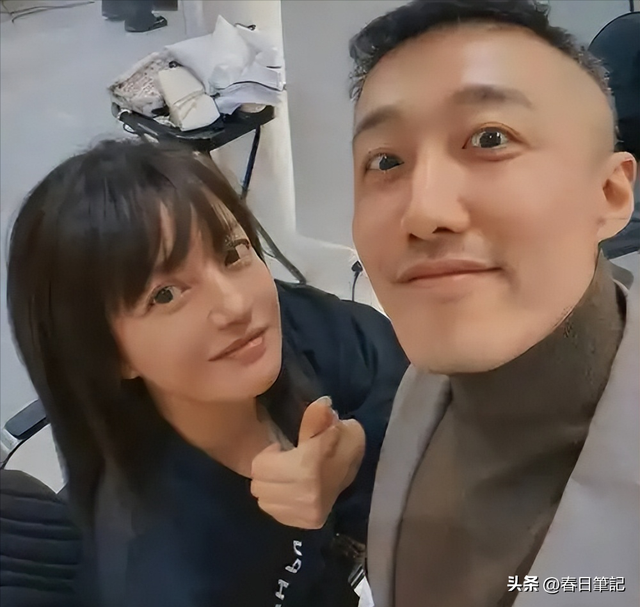 面相又变了！49岁赵薇广东吃饭又老又凶， 当年小燕子再也回不去了