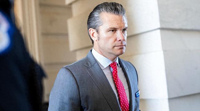 特朗普已连炸7国	，美防长逼中国往后退，102架次美军机分批进南海