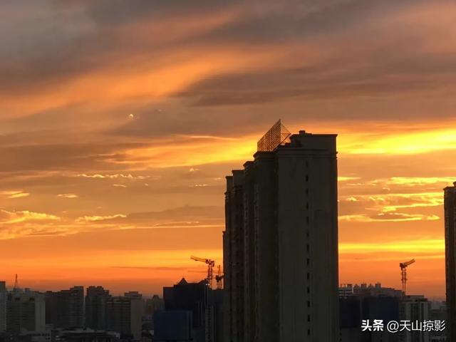昨晚，乌鲁木齐晚霞满天