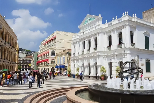 大三巴牌坊没说话，18年了，澳门怎么把老城区过成“活遗产”？