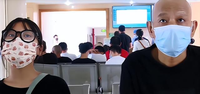 捐肾救妻的模范丈夫，12年后住院发现双肾都在，子女表示无法接受