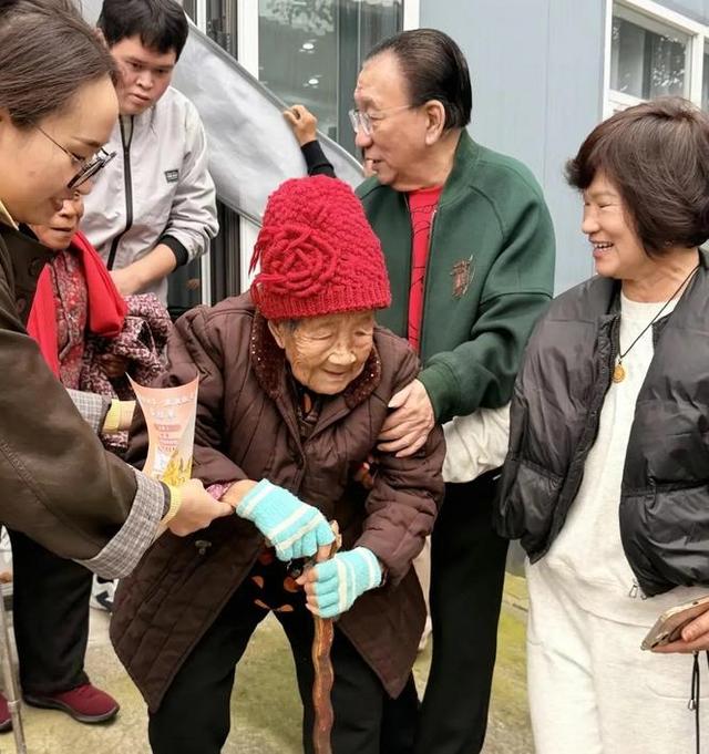 79岁侯耀华晚年凄凉！独居北京无保姆照料，家里脏乱差环境寒酸