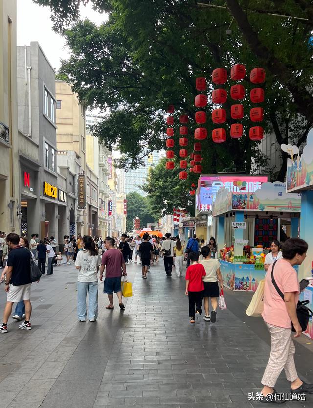 热气未成浪，人流却似江