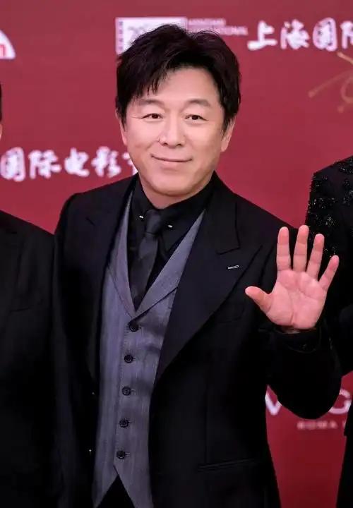 黄渤半月两次骑车摔伤住院,52 岁影帝背后,是相伴 32 年的妻子小欧