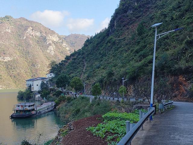 鄂渝行第四天（上）：小红船换小白船，从巫山到巴东