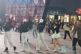 从“大妈C位”到“三代同框”！广场舞，“尔滨”青年健康新选择图片