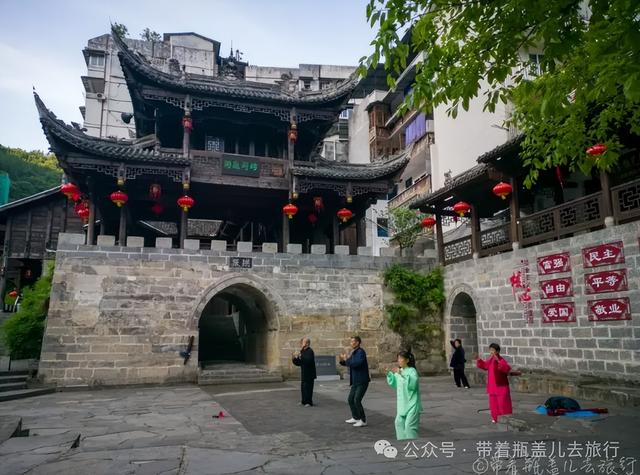 重庆最偏远区县，惨遭两条高铁绕道而过，神秘文化暗藏世界级秘境