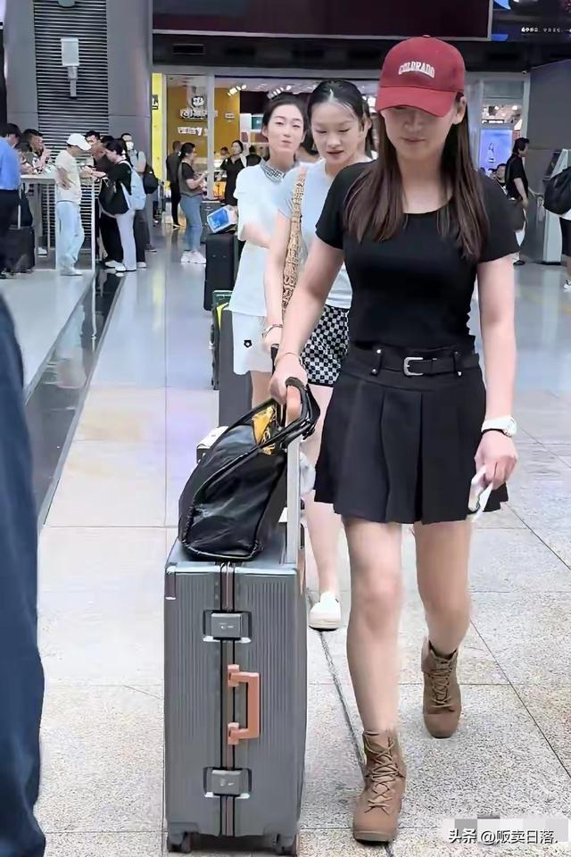 女民兵们各自返程回家，身高都在180左右，军装一脱，姹紫嫣红！