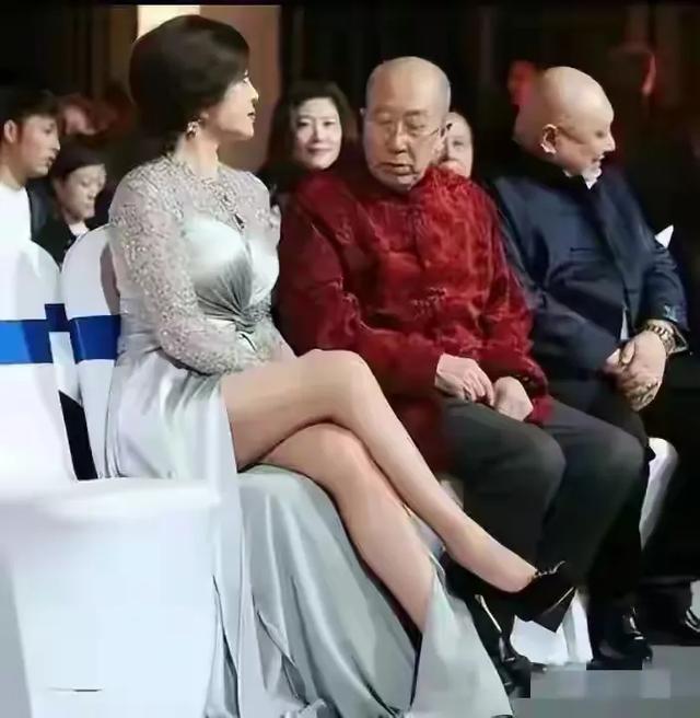 这是刘晓庆最想删掉的照片，穿开叉裙与雷格生同坐~