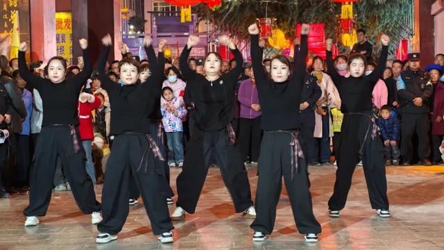 【冬游舟曲 簪花迎春】“西街七点半·文化大集市” 点亮夜色 共赏风华