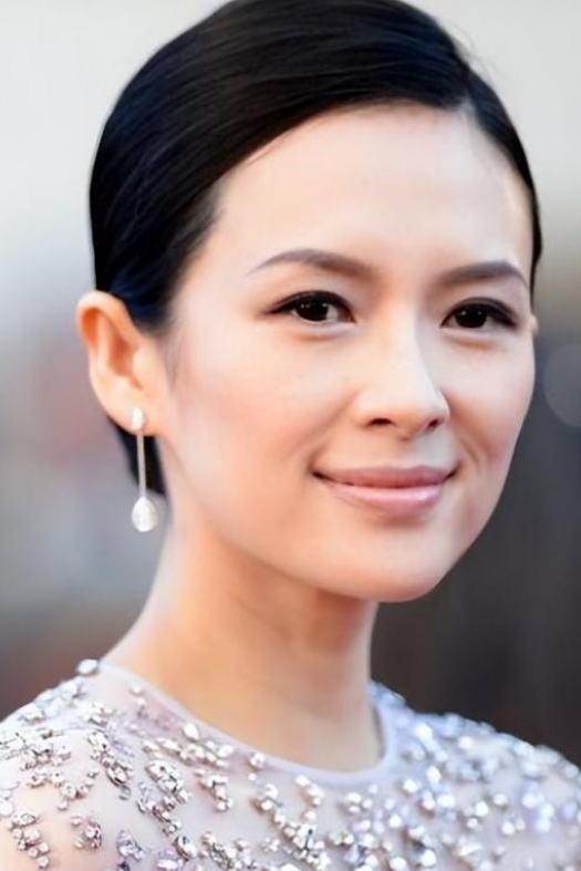 离婚不到3年，46岁章子怡再次传出喜讯，撕碎了汪峰仅剩的"体面"