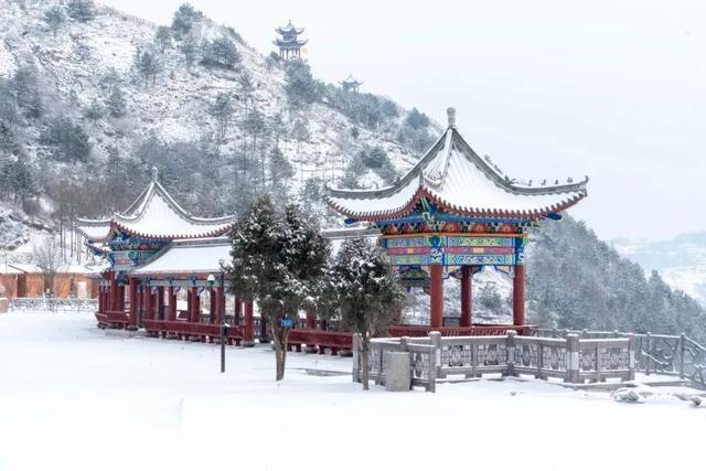西和云华山：朝看日升云海间 暮观日落染层山