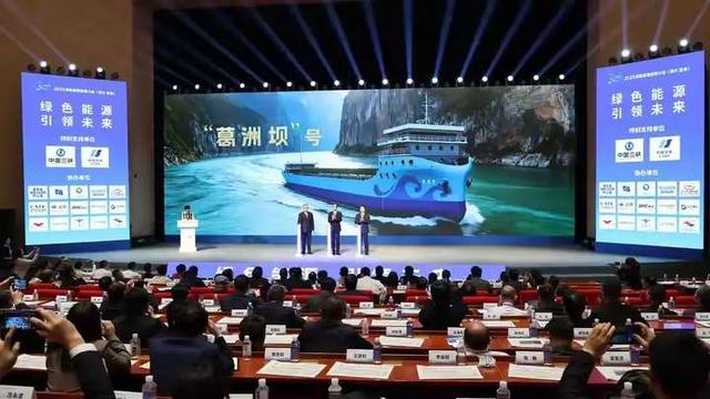 全球最大电动船宜昌下水，蓄电达2.4万度，换一次电可航行一千里