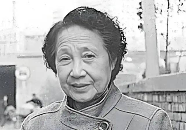 溥仪亲妹妹，活到2004年，临终前说了句溥仪一辈子都不敢说的话
