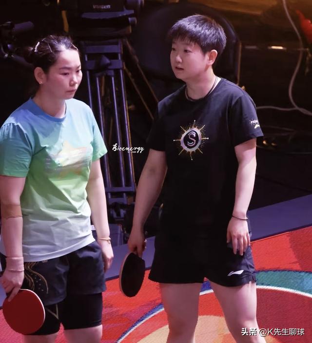 孙颖莎决赛失利 没想到闺蜜一直陪在她身边 两人居然撑着一把破雨伞