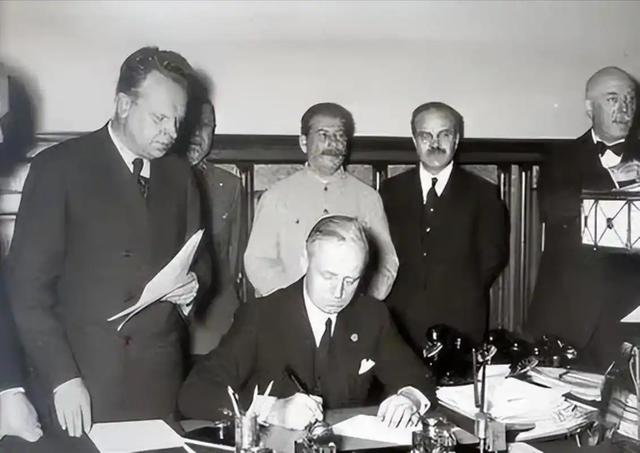 台湾有事即日本有事？高市早苗的极右翼疯话	，只能用拳头教闭嘴！