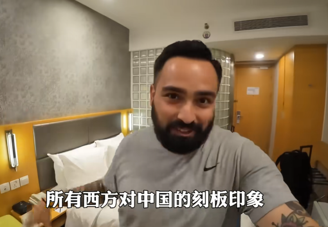 美国博主第一次来中国旅游，一天后直言：中国到处充满“危险”