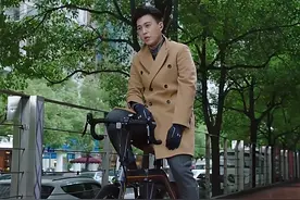 马伊琍拍罗子君离婚大哭那段戏时，低头一看靳东的鞋噗嗤一下笑了图片