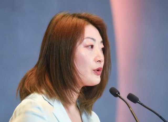 遗产风波沸沸扬扬，“一声不吭”的宗馥莉，终于不再顾忌所谓体面