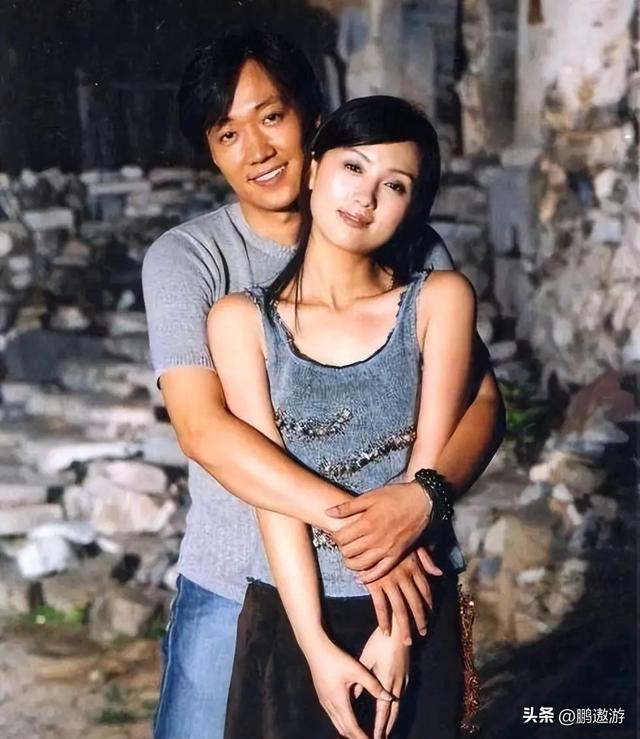 辛柏青消失五个月现身一个举动败坏好感，身边长发美女引人热议