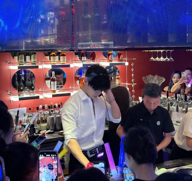 海底捞变夜店？男模擦边、DJ蹦迪，为什么不能让人好好吃饭？