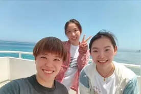 沙特：国乒回京！孙颖莎躺长椅上休息尽显松弛感，王曼昱一脸心事图片