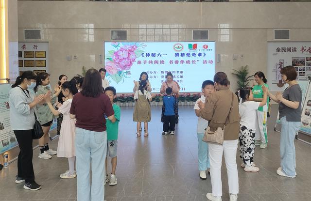 头头拍拍肩肩拍拍歌词（临渭区图书馆开展神秘六一·猜猜他是谁绘本讲读活动）