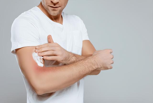 63岁男子皮肤瘙痒，以为是皮肤病，体检后	，医生叹：怎么不早来