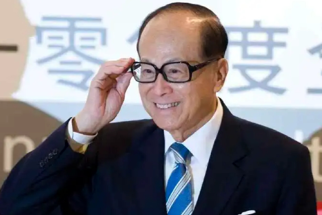 2909亿身价有何用？97岁的李嘉诚无力回天，两个60岁儿子已成心病