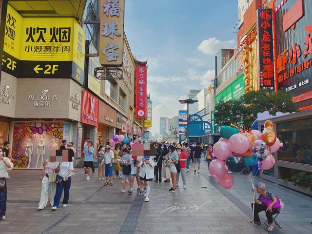 长沙著名步行街因美食成网红，游客扎堆打卡，天天都人山人海？