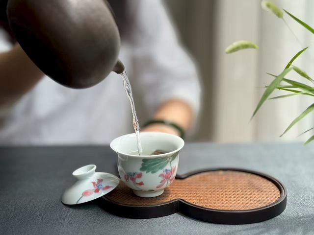 秋天为什么要多喝老白茶？2个难以拒绝的优势，看看你喝对了吗？