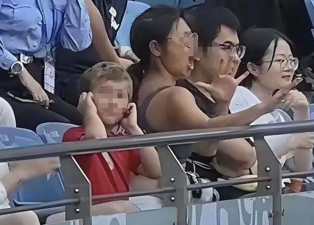 越扒越有！上海闹事护照姐生活萎靡，前男友也不一般，邻居曝更多