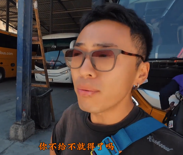 专坑中国人？中国游客在埃及排队给小费，大巴工作人员伸手就要钱