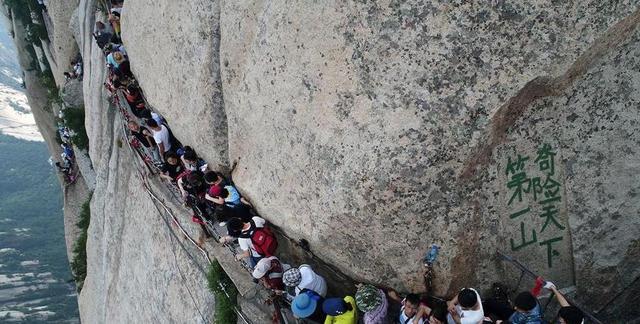 悬崖上的奇迹：揭秘华山长空栈道修建的绝技与百年坚守传奇故事